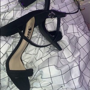 Black heels size 10! Great condition and super cute!